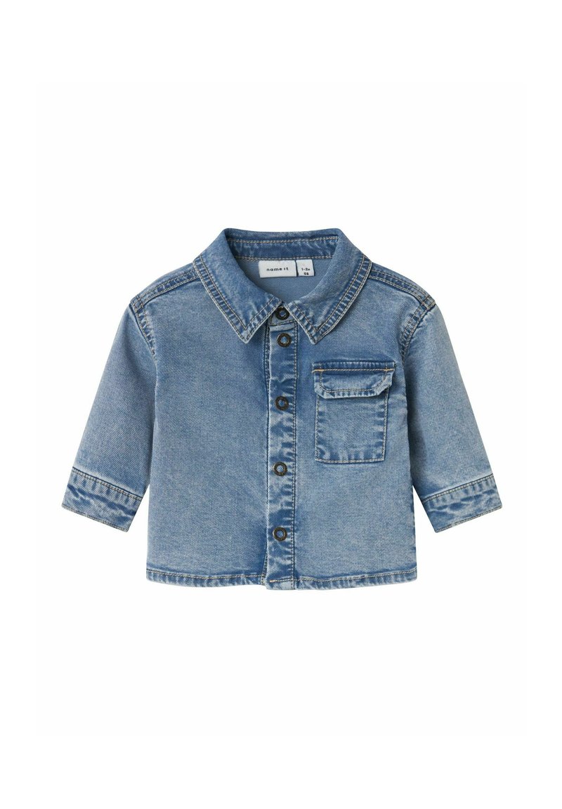 Giacca in denim azzurro chiaro con maniche lunghe, chiusura frontale a bottoni, colletto a punta, tasca sul petto e dettagli di cucitura sottili.