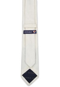Witte das met paisley patroon en een spitse punt. Heeft een blauwe label met "SUITABLE." Glad textuur, elegante uitstraling.