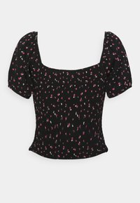 Černý top s krátkými nabíranými rukávy, ozdobený čtvercovým výstřihem a květinovým vzorem v odstínech růžové a modré na texturované látce.