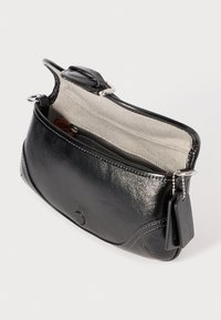 Schwarze Lederhandtasche mit strukturiertem Finish, Reißverschlussverschluss und gefüttert Innenraum mit einer kleinen Tasche. Enthält eine Metallkette und ein Etikett.