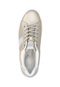 Baskets en cuir beige avec semelle blanche, détail en tissu argenté sur le côté, lacets argentés et doublure intérieure blanche matelassée.
