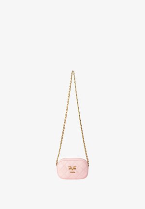Rosa gesteppte Leder-Crossbody-Tasche mit einer goldenen Kettenriemen und Logodetail auf der Vorderseite. Glatte Textur, rechteckige Form und Reißverschluss.