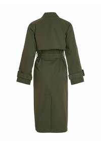 oliwkowy płaszcz trench z paskiem w talii, długimi rękawami z regulowanymi mankietami oraz projektem z klapą z tyłu. Gładka tekstura materiału.