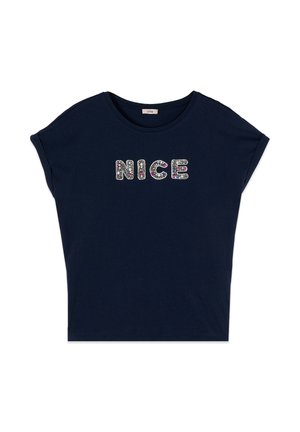 Marineblauw T-shirt met korte mouwen en opgerolde manchetten, met het woord "NICE" in meerkleurige juweelversieringen op de borst.
