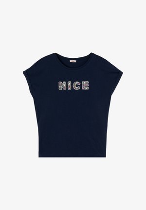 Marineblauw T-shirt met korte mouwen en opgerolde manchetten, met het woord "NICE" in meerkleurige juweelversieringen op de borst.