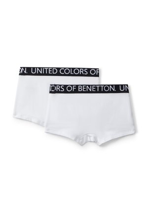 Boxer da uomo in cotone bianco con elastico nero in vita riportante la scritta "UNITED COLORS OF BENETTON". Texture liscia, forma moderna.