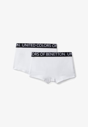 Boxer da uomo in cotone bianco con elastico nero in vita riportante la scritta "UNITED COLORS OF BENETTON". Texture liscia, forma moderna.