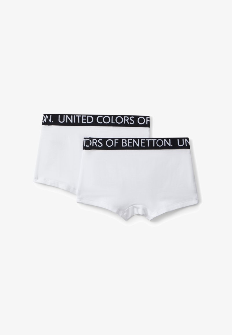 Boxer da uomo in cotone bianco con elastico nero in vita riportante la scritta "UNITED COLORS OF BENETTON". Texture liscia, forma moderna.