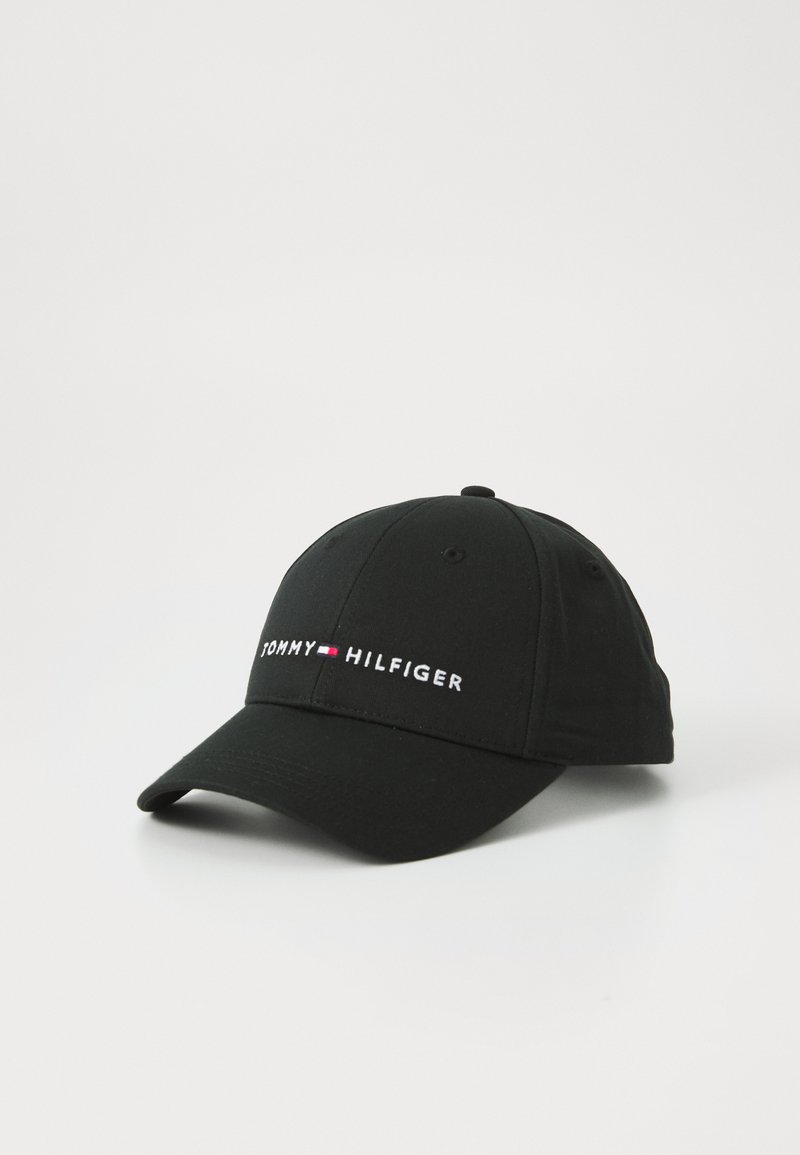 Casquette de baseball noire avec broderie du logo "TOMMY HILFIGER" à l'avant en blanc et rouge. Matériau en coton, visière incurvée, design à six panneaux.