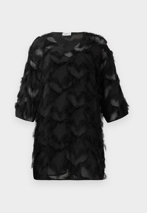 Juoda permatoma bliuska su trijų ketvirčių rankovėmis, tekstūriniu zigzaginio fringo raštu ir V formos apykakle, pristatyta prieš baltą foną.