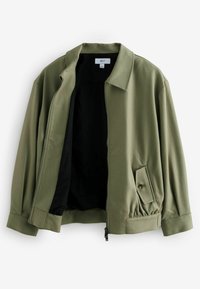 Olivgrüne Jacke mit Reißverschluss vorne, Stehkragen und elastischen Bündchen. Verfügt über eine Seitentasche mit einem Knopfdetail. Schwarze Innenauskleidung.