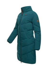 Tealblå vadderad jacka med hög krage, dragkedja och sidofickor. Har horisontell sömnad och en läderliknande detalj på ärmen.