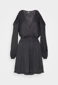 Svart klänning med v-ringning, långa puffärmar, volangdetaljer på axlarna och smockad midja. Flödande tyg med en mjuk textur.