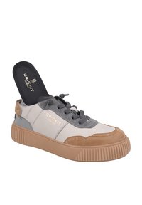 Sneaker con lacci caratterizzato da un mix di suede e pelle grigia, bianca e beige, con suola in gomma e soletta con logo. Texture liscia, collare imbottito.