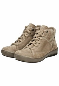 Beige suède hoge schoenen met veters, textuur oppervlak, gevoerde kraag en geribbelde rubberen zool voor extra grip.