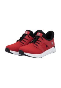 Czerwone sportowe buty wykonane z materiału siateczkowego, z okrągłym przodkiem, czarnymi akcentami, kontrastującą białą podeszwą i elastycznymi sznurowadłami dla pewnego dopasowania.