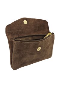 Pochette en daim marron avec une fermeture à bouton doré et une section zippée. Texture douce, design simple et bords arrondis.