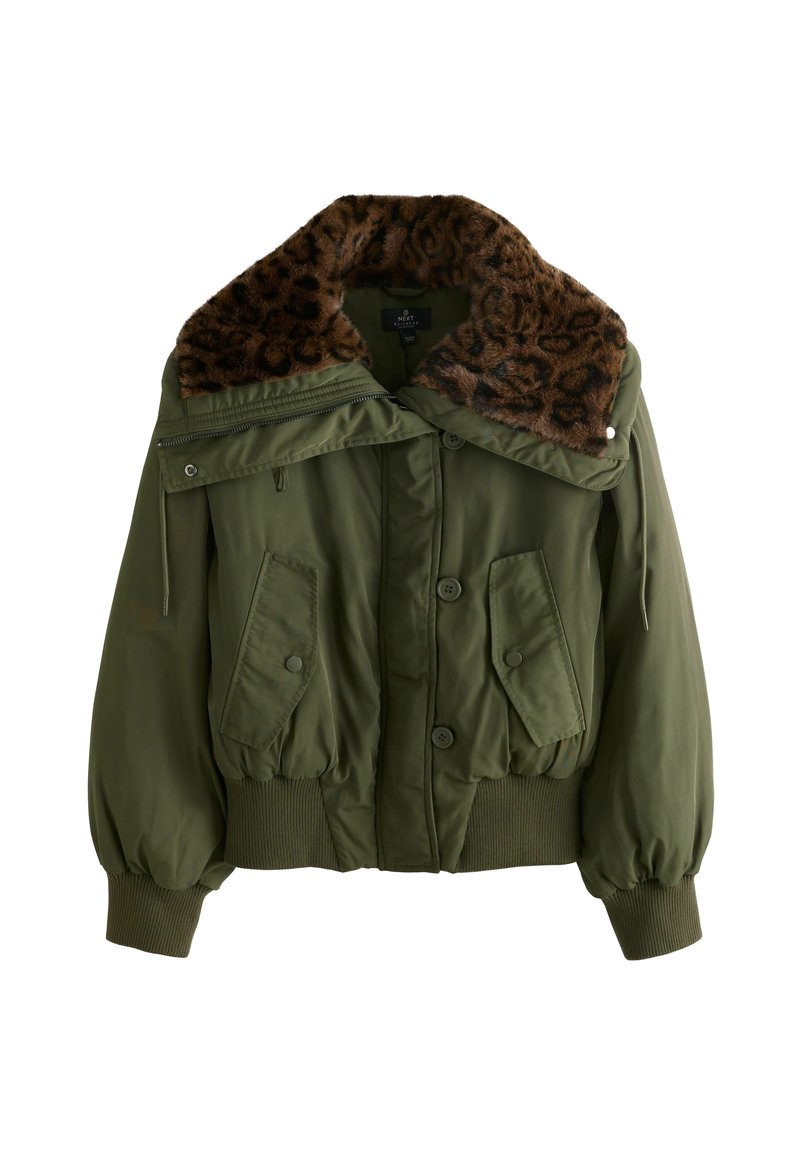 Veste bombers vert olive avec un col en fausse fourrure imprimé léopard marron, poignets et ourlet côtelés, et deux poches avant à fermeture pression.