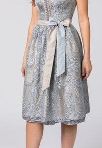 Blaues besticktes Kleid mit figurnahem Oberteil, geschichtetem transparentem Rock und Satinschleife in der Taille. Akzente sind florale Muster und eine strukturierte Oberfläche.