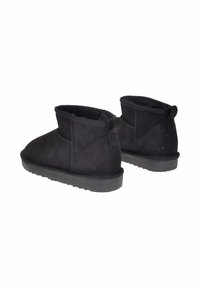 Stivali alla caviglia neri in suede con punte arrotondate, fodera morbida e suole in gomma. Presentano una linguetta arricciata sul retro per una facile calzata.