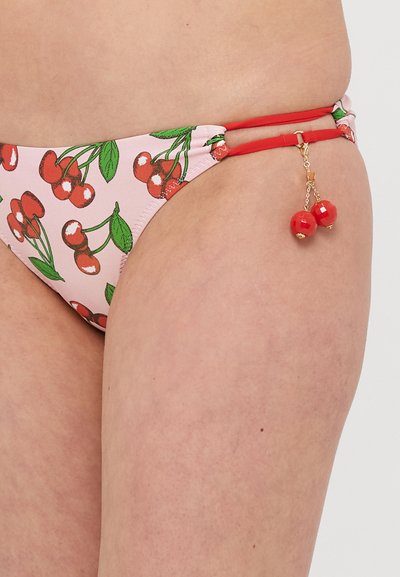 Różowe majtki bikini w wzór czereśni, z czerwonymi akcentami, podwójnymi bocznymi paskami oraz zawieszką z dwoma czerwonymi koralikami.