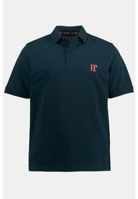Polo shirt marine en coton, avec un col classique, une patte de boutonnage à deux boutons et un logo rouge "JP 1880" sur la poitrine gauche.