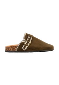 Sabot marron en daim à enfiler avec semelle en liège, coutures blanches ornées et boucle latérale ajustable sur fond blanc uni.