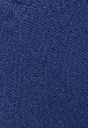 Tejido de algodón azul marino con una superficie fina y texturada, que presenta un cuello acanalado y sin patrones o adornos visibles.