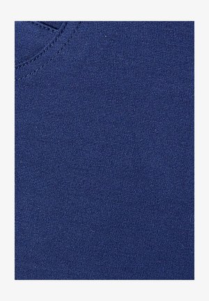 Tissu en coton bleu marine avec une surface fine et texturée, comportant un col côtelé et sans motifs ni embellissements visibles.