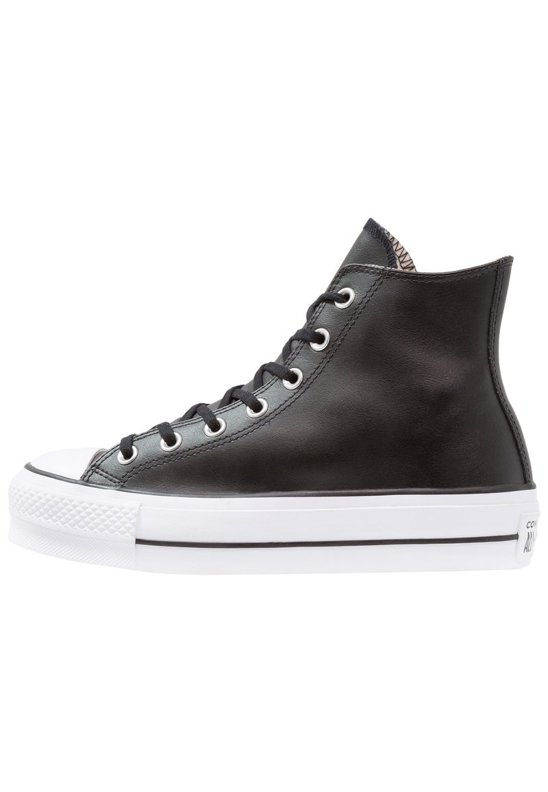 Svart høyt snøring sneaker laget av lær med hvit gummisåle og tåhette. Har metalliske snøringer og flate svarte lisser. Teksturert detaljer.