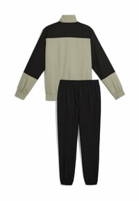 Trainingsanzug mit einem hellolivgrünen Oberteil mit schwarzen Akzenten, hohem Kragen und elastischen Bündchen; kombiniert mit schwarzen, zulaufenden Hosen mit elastischem Bund.