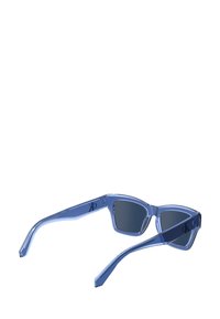 Óculos de sol azuis translúcidos com lentes escuras, design de armação angular e detalhe do logo nas hastes.