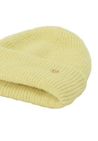 Miękka, prążkowana jasnobylawa dziana czapka z małym okrągłym metalowym logo na mankiecie, na białym tle.