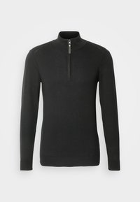 Schwarzer langärmeliger gestrickter Pullover mit hohem Kragen, Viertel-Reißverschluss und gerippten Bündchen sowie Saum. Glatte Textur, minimalistisches Design.