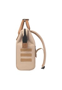 Beige stoffen rugzak met een oprolsluiting, zwarte rits, leren accenten en drie verticale webbingbanden aan de zijkant.