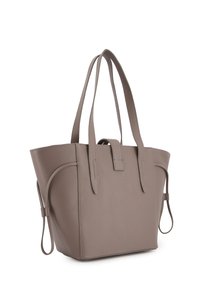 Torebka typu tote w kolorze taupe, wykonana z lakierowanej skóry o fakturowanym wykończeniu, z otwartą górą, wydłużonymi uchwytami i bocznymi kieszeniami. Charakteryzuje się minimalistycznym designem i solidną konstrukcją.