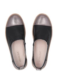 Černé kožené slip-on boty s kovovým stříbrným špičkou a texturovanou vnitřní vložkou. Gumová podrážka s světle hnědými akcenty.