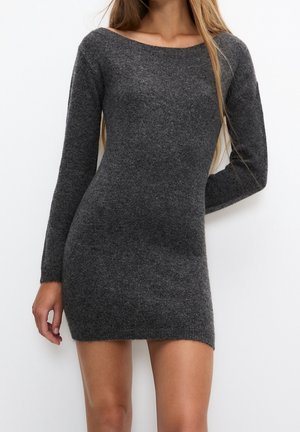 Abito grigio lavorato a maglia con scollatura a barca e maniche lunghe. Il tessuto appare morbido con una superficie liscia; silhouette aderente, lunghezza al ginocchio.