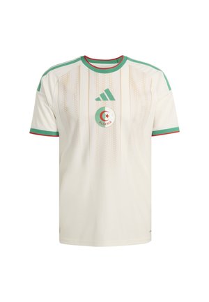 Maillot de football blanc avec des accents verts et rouges, présentant un col rond, des manches courtes, des bandes diagonales et un emblème de l'Algérie au centre.