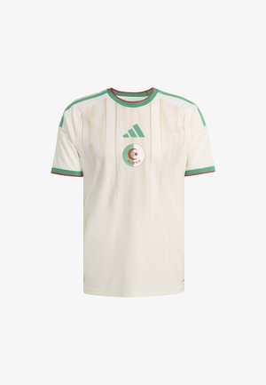 Maillot de football blanc avec des accents verts et rouges, présentant un col rond, des manches courtes, des bandes diagonales et un emblème de l'Algérie au centre.