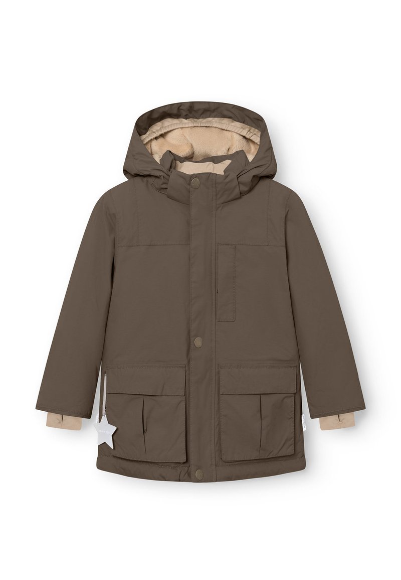 Braune Parkajacke mit Kapuze, beigem Futter, vorderem Druckknopfverschluss, zwei großen Fronttaschen und einem sternförmigen Etikett an der Seite.