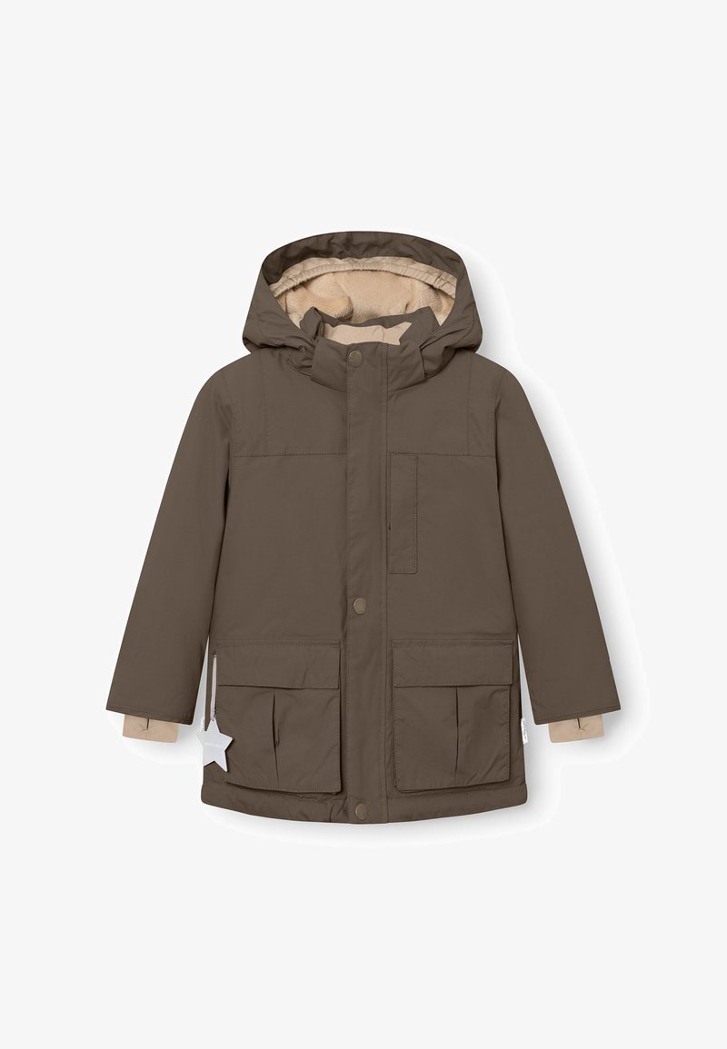 Ruda parka striukė su kapru, smėlio spalvos pamušalu, priekinėmis užsegimomis, dviem didelėmis priekinėmis kišenėmis ir žvaigždės formos žyme šone.