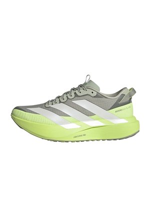 Světle zelená a šedá běžecká obuv Adidas s bílými pruhy, polstrovanou podrážkou, šněrováním a poutkem na patě, boční pohled.