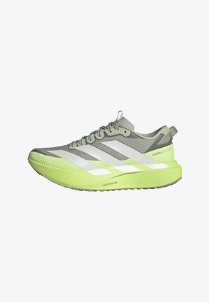 Lysegrøn og grå Adidas løbesko med hvide striber, polstret sål, snørelukning og træktab i hælen, sidevisning.