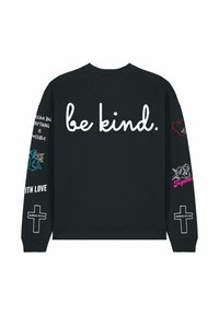 Čierna mikina s nápisom "buď láskavý" v bielej kurzíve na zadnej strane. Dekoratívne grafiky na oboch rukávoch, vrátane textu a ilustrovaných akcentov.