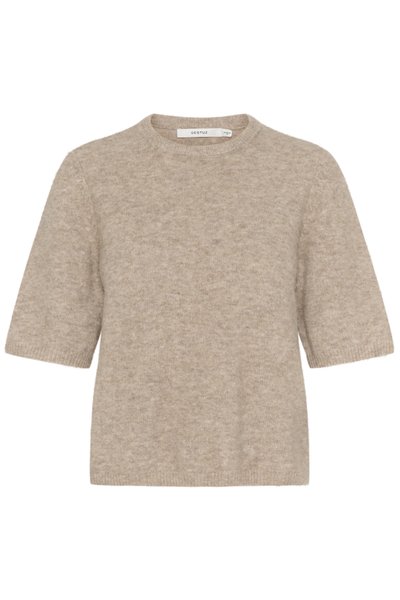 Pull léger beige à manches courtes en tricot doux, avec un col rond et une coupe décontractée. La texture est légèrement duveteuse.