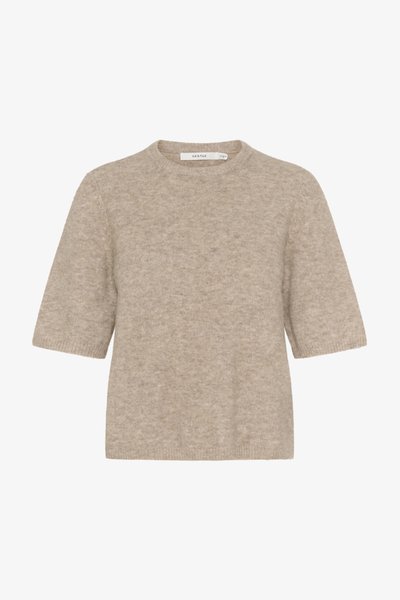 Pull léger beige à manches courtes en tricot doux, avec un col rond et une coupe décontractée. La texture est légèrement duveteuse.