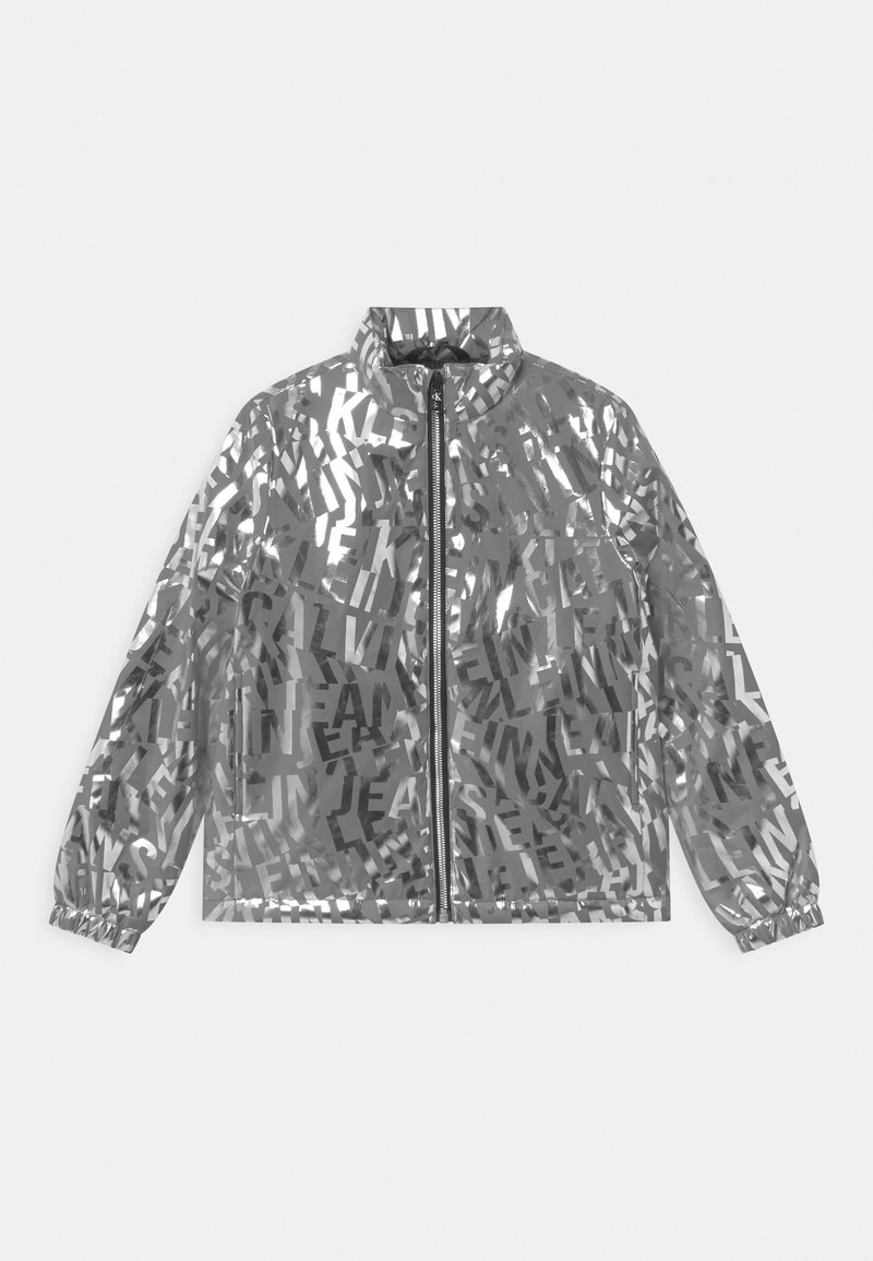 Veste réfléchissante claire avec fermeture éclair à l'avant, ornée de motifs abstraits en gris et blanc ; poignets élastiques et col montant.