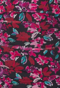 Tecido de vestido floral com fundo preto, apresentando flores vibrantes em rosa, vermelho e teal de diferentes tamanhos, com um design texturizado e franzido.