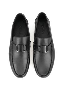 Schwarze Lederloafers mit glatter Textur, mit einer silbernen Akzent-Schnalle und kontrastierenden Nähten entlang der Kante. Gerundete Zehenform.